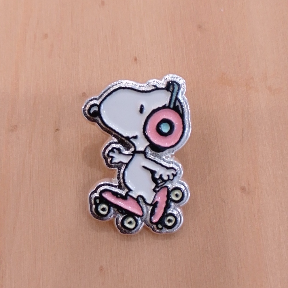 🆕 Peanuts Snoopy Rollerblade Enamel Pin Brooch Charlie Brown